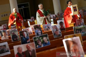 Cegah COVID-19, Misa di gereja ini 'dihadiri' foto-foto para jemaatnya