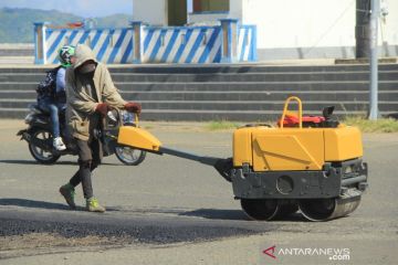 Perbaiki jalan trans Sulawesi