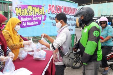 Peduli pandemi corona, Sekolah Al Muslim berikan 100 paket makan siang