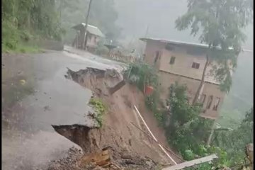 Hujan deras picu longsor jalan perbatasan Malino-Sinjai Sulsel