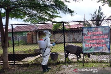 Kebun Binatang Kasang Kulim di Kampar disemprot disinfektan
