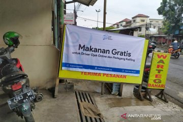Sebuah warteg di Bandung bagikan makanan gratis untuk ojek online