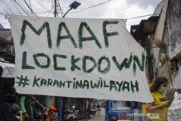 Aksi warga melakukan karantina wilayah mandiri di berbagai daerah