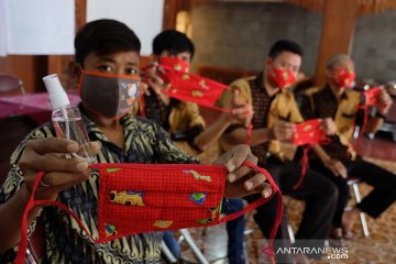 Penyandang disabilitas produksi masker untuk dibagikan ke warga