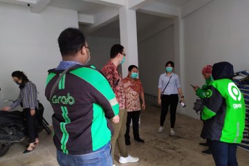 Dua legislator PSI bagikan 1 ton beras ke warga Surabaya