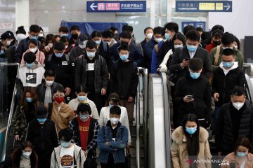 Mobilitas warga di sebuah stasiun kereta bawah tanah di Kota Beijing