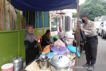 Polisi bagikan masker kain gratis untuk PKL dan pemulung