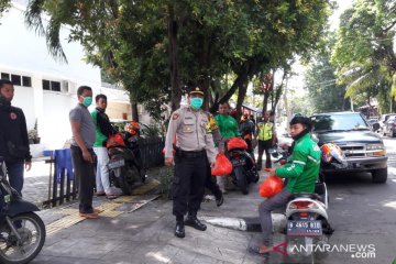 Polisi bagikan sembako gratis ke pengemudi ojek daring