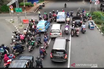 Lalu lintas kendaraan jam pulang kantor di Jaktim ramai