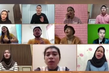 Belasan penyanyi dangdut kolaborasi menyanyikan "Ibu Pertiwi"