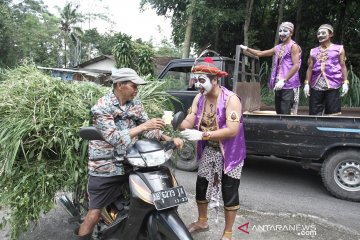 Peternak sapi lereng Merapi bagikan susu gratis