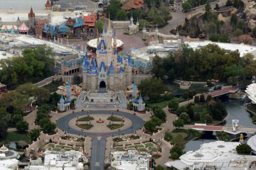 Disneyland berencana periksa suhu pengunjung saat buka kembali