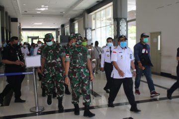 Pangdam XII/Tanjungpura kunjungi Posko COVID-19 di Aruk dan Entikong