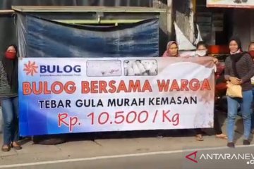 Bulog bersama warga Cakung jual gula pasir murah Rp10.500/Kg