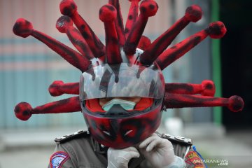 Cara unik polisi mensosialisasikan penggunaan masker