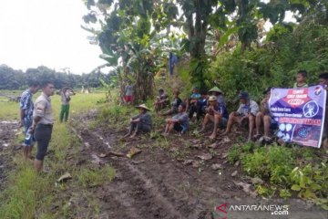 Sosialisasi bahaya COVID-19 di Kotabaru dilakukan hingga ke sawah