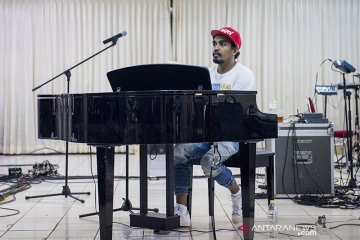 Kiprah Glenn Fredly dari penyanyi hingga pencetak hits patah hati