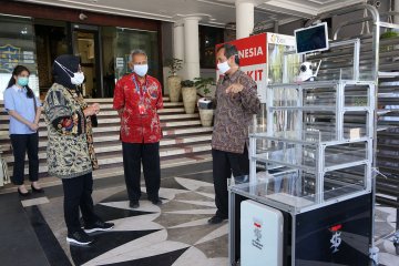 Wali Kota Surabaya terima bantuan robot untuk tangani pasien COVID-19