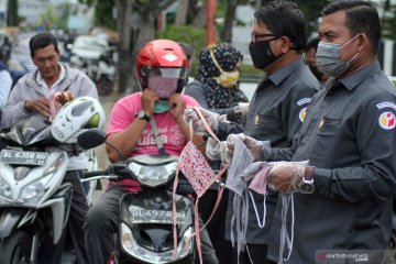 Pembagian masker gratis di Aceh