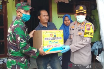 Polres Kudus bagikan paket sembako bagi warga terdampak COVID-19