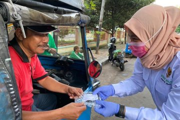 Baznas DKI bagikan masker untuk warga harus bekerja saat PSBB