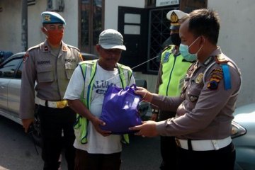 Bantuan paket sembako untuk warga