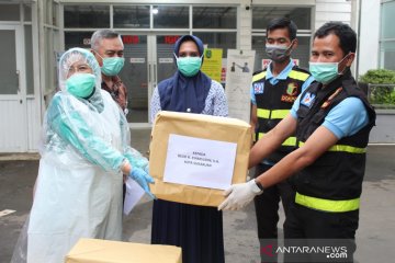 Polres Sukabumi Kota salurkan APD untuk tenaga medis COVID-19