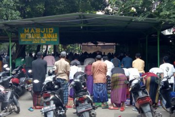 Warga Kelurahan Kebon Kosong Jakarta Pusat salat Jumat saat PSBB