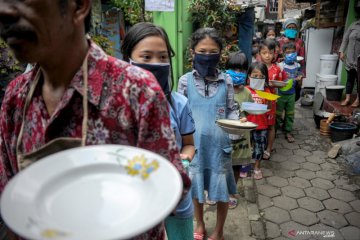 Berbagi makanan gratis bagi warga terdampak COVID-19