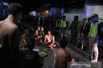 Patroli malam cegah penyebaran COVID-19 di Bali