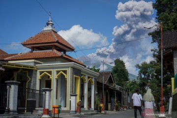 Gunung Merapi erupsi dengan tinggi kolom 3.000 meter