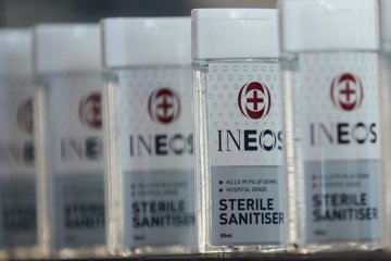 Sponsor tim INEOS sebar 1 juta hand sanitiser ke rumah sakit Inggris