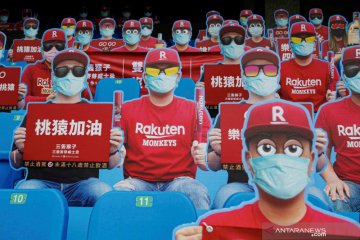 Boneka dari karton gantikan penonton di pertandingan liga bisbol Taiwan