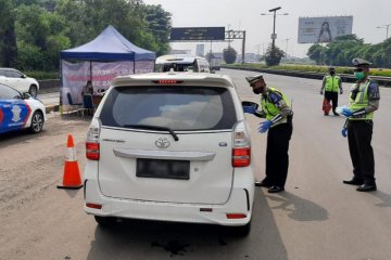 Puluhan kendaraan tidak patuh PSBB di jalan tol