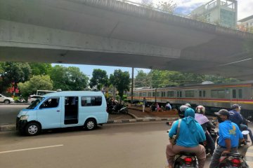 Hari kedua PSBB, perubahan aktivitas di jalan mulai terlihat