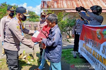 Polres Rejang Lebong beri bantuan sembako warga terdampak COVID-19