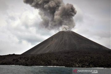 Pos Pantau : Semburan debu vulkanik Gunung Anak Krakatau capai 2.000 M