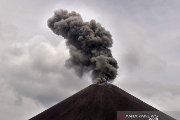 Anak Krakatau erupsi semburkan abu vulkanik 657 meter