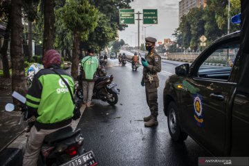 Kemarin, mobil tabrak pemotor hingga kendaraan tak patuh PSBB di tol