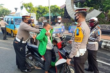 Polisi di Kudus ikut ingatkan pengendara memakai masker