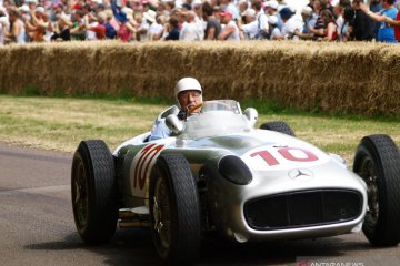 Lewis Hamilton sampaikan dukacita atas meninggalnya Stirling Moss