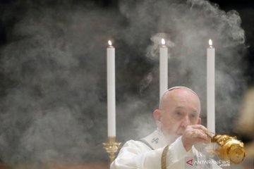 Paus pimpin misa malam Paskah