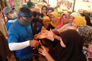 Fraksi Demokrat DPRD  Lampung membagikan 1.000 masker kain kepada para pedagang