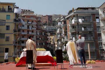 Dari balkon, warga Italia ikuti misa Minggu Paskah