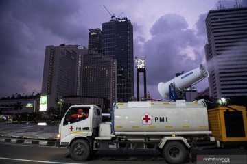 Penyemprotan disinfektan di pusat kota Jakarta