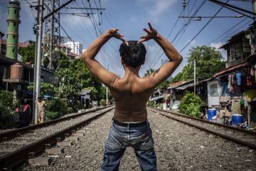 Berjemur di Bantaran Rel Kereta Api