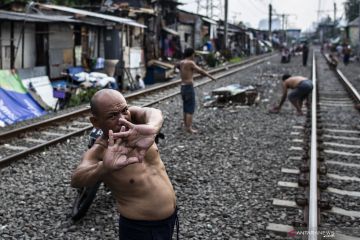 Berjemur di Bantaran Rel Kereta Api
