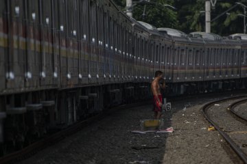 Berjemur di Bantaran Rel Kereta Api