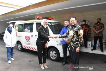 Ketua MPR Bamsoet serahkan bantuan ambulans bagi warga miskin