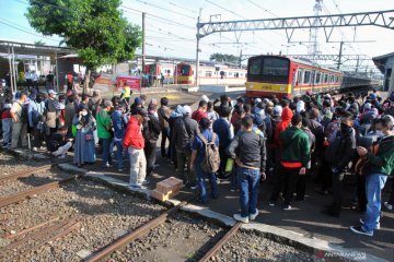 Antrean penumpang KRL Commuter Line di Stasiun Bogor